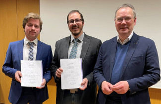 Mit Freude halten Tobias Zitko (li) und Christian Betzl (Mitte) ihre Berufungs-Urkunde in Händen, die ihnen von Dekan Jochen Wilde (li) überreicht wurde.