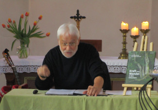 Karl-Heinz Reimeier liest in der Martin-Luther-Kirche