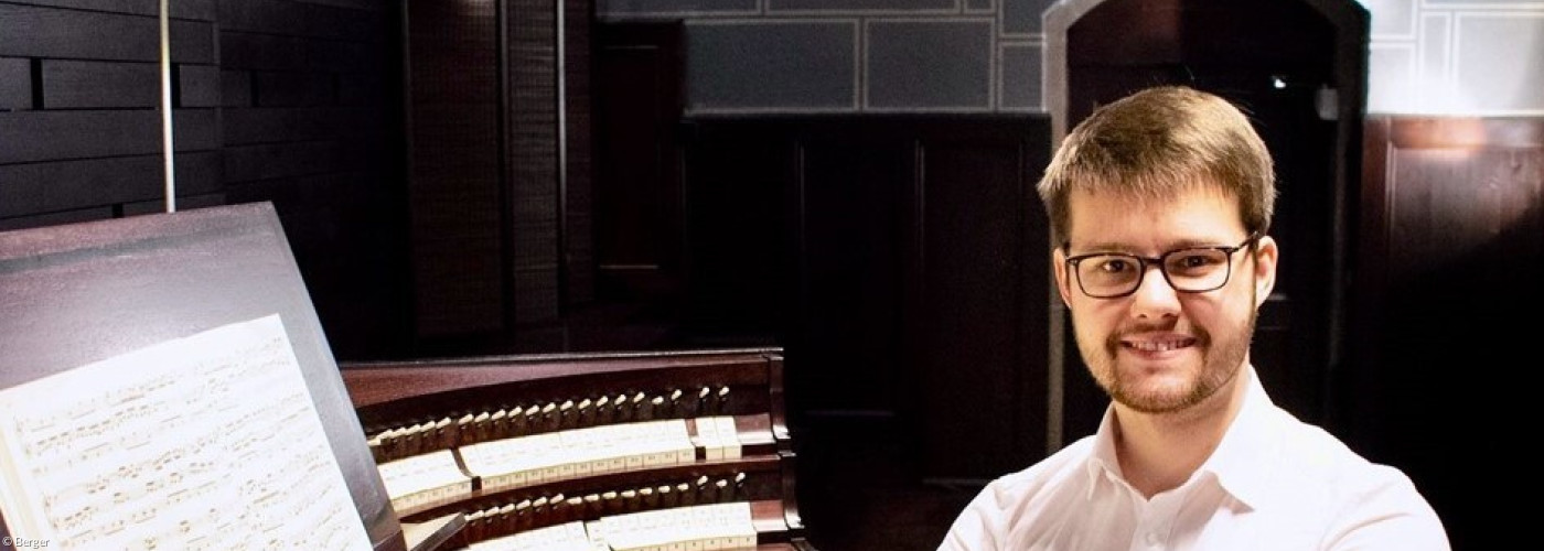 Matthias Berger sitzt an der Orgel