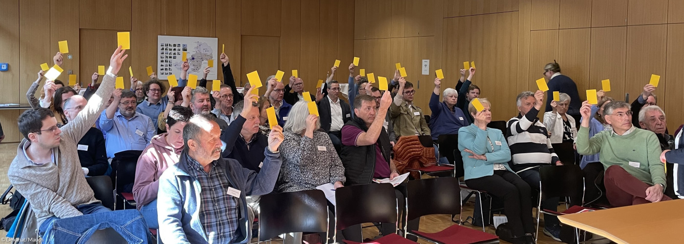 Die Mitglieder der Dekanatssynpde stimmen ab.