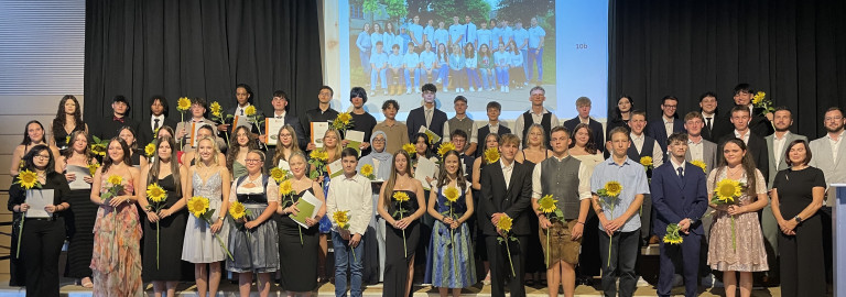 Gemeinsames Gruppenbild der Klassen 10 a und b in der Turnhalle der Evangelischen Realschule Ortenburg.