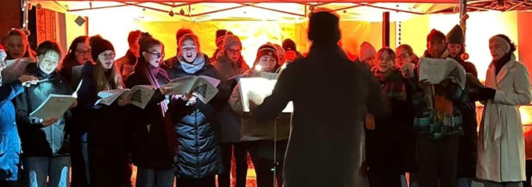 esg Chor im Innenhof des Nikolaklosters