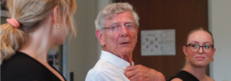 Bernd Dämmrich als Zeitzeuge im Gespräch mit zwei Studentinnen an der Universität Passau am 4.6.2025