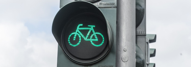 Eine auf grün geschaltete Radfahrerampel.
