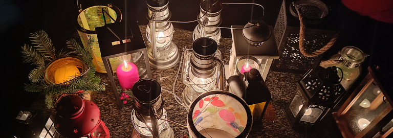 Verschiedene Laternen auf einen Tisch