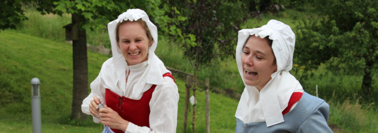 Zwei Mägde in historischen Gewändern