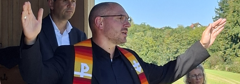 Pfarrer Keller segnet