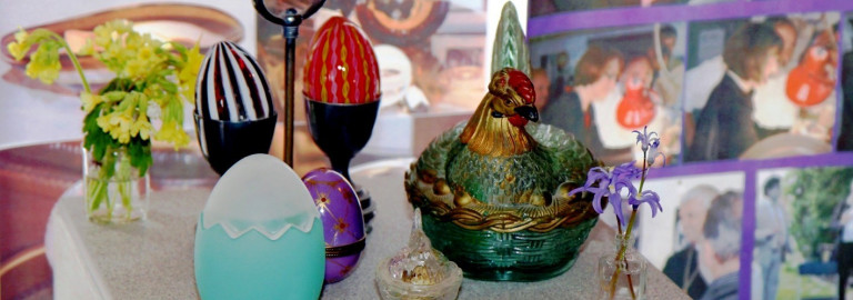 Ostereier aus Glas auf einer Vitrine