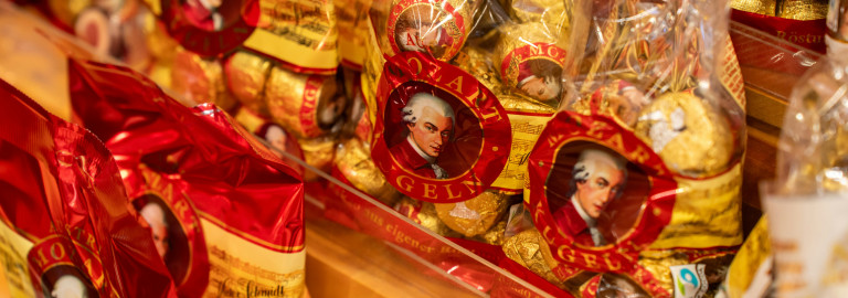 Abgepakte Mozartkugeln in der Vitrine eine Konditorei