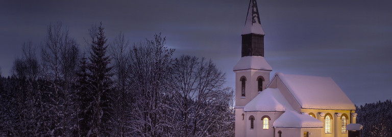 Martin-Luther-Kirche Spiegelau im Schnee