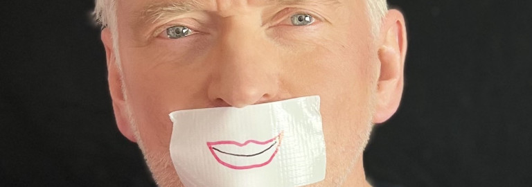 Portrait Chistian Springer mit Klebeband über den Mund
