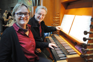 Karin und Jürgen Wisgalla sitzen an der Orgel.