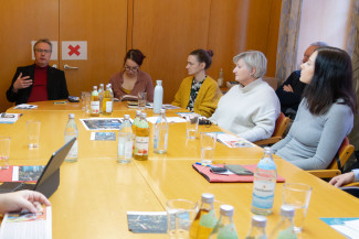 Dekan Jochen Wilde und andere bei der Pressekonferenz am Tisch sitzend