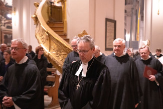 Dekan Jochen Wilde nimmt am Pontifikalrequiem für Papst Franzikus im Passauer Stephansdom teil.