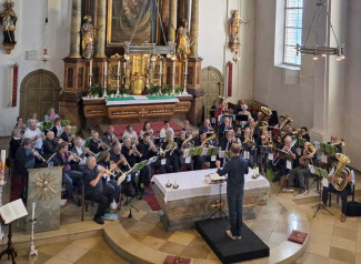 Der Posaunenchor in Altarbereich der Klosterkirche