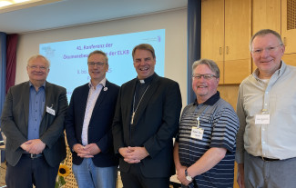 Von links nach rechts stehen in einer Reihe Pfarrer Gerhard Auer, Dekan Jochen Wilde, Diözesanbischof Stefan Oster, Pfarrer Norbert Stapfer und Volker Napiletzki im Sitzungsaal von Spectrum Kirche.