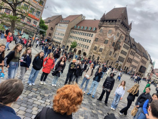 Die Konfirmand:innen stehen im Kreis