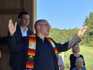Pfarrer Johannes Keller segnet den Naturkindergarten