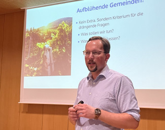 Bernhard Schröder präsentiert seine PowerPoint