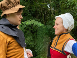 Spielszene mit zwei Schauspieler:innen