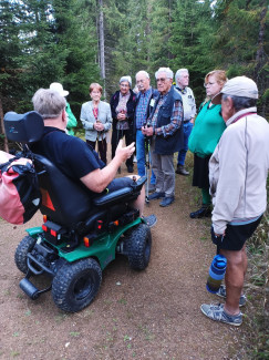 Wandergruppe mit Rollstuhlfahrer