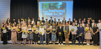 Gemeinsames Gruppenbild der Klassen 10 a und b in der Turnhalle der Evangelischen Realschule Ortenburg.