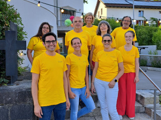 Die neun Mitglieder des Arbeitskreises Inklusion stehen auf der Eingangstreppe von St. Johannes in Passau