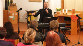 Andi Weiss am Piano singend