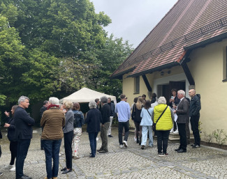 Menschen versammeln sich vor der Christuskirche