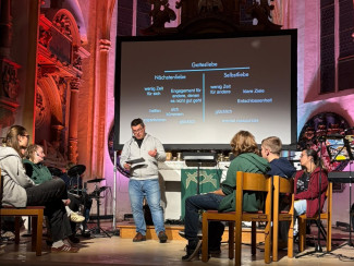 Anspiel der Theatergruppe in der Kirche