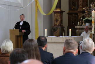 Dekan Wilde auf der Kanzel der Kirche Mariä Himmelfahrt Ruhstorf
