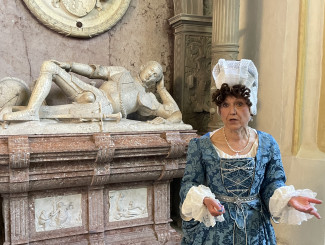 Amalie Regina im Altarraum der Marktkirche
