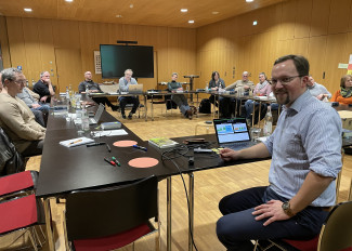 Blick auf die Teilnehmenden im Gemeindesaal des Evangelischen Zentrums