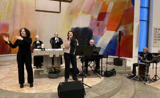 Die Band "Reaching Heaven" spielt in der Emmauskirche