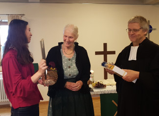 Pfarrerin Popp und Pfarrer lesit-Bemmann übereichten der Organistin zum Abschied ein Geschenk.