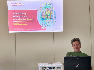 Pfarrerin Dr. Ulrike Kuschel präsentiert eine Power-Point-Präsentation zum Thema Prävention sexueller Gewalt