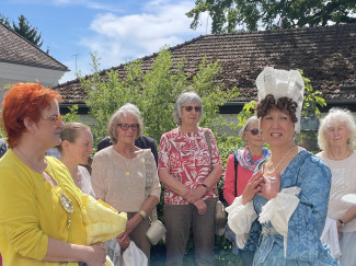 Besucher und die Gräfin vor der Marktkirche