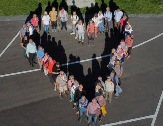 Menschen bilden ein Herz
