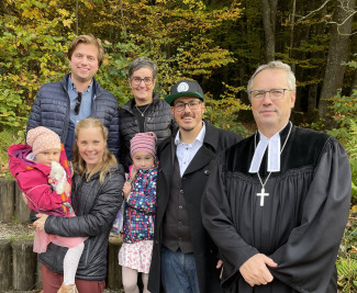 Gruppenfoto mit Familie Betzl, Dekan Jochen Wilde, Sabine Keller und Tobias Zitko.
