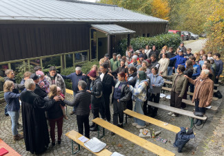Ausgehend von Dekan Wilde bilden die Gottesdienstbesucher einen Segensbaum und legen sich Hände auf die Schultern