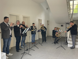 Das Bläserensemble im Eingangsbereich der Neuen Galerie