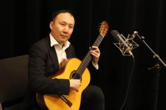 Bulat Budaev mit Gitarre in der Hand