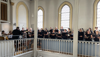 Kammerchor und Kammermusikensemble auf der Empore