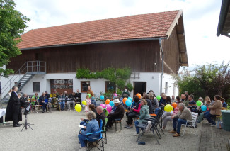 Gottesdienstfeier auf dem Bauernhof.