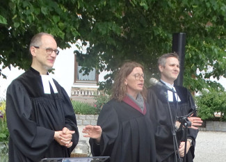 Pfarrer Weinmair, Prädiklantin Seiler und Pfarrer Timm segnen die Gemeinde.