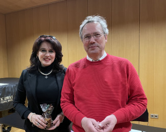 Silvia Gross und Dekan Jochen Wilde im Evangelischen Zentrum