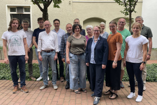 Die Mitglieder des Dekanatsauschusses im Innenhof des Evangelischen Zentrums