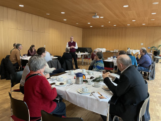 Dekan Wilde begrüßt die Teilnehmer der Dekanatskonferenz beim gemütlichen Zusammensein im Evangelischen Zentrum.