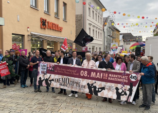 Ein breites Bündnis führt die Demo in Hauzenberg an
