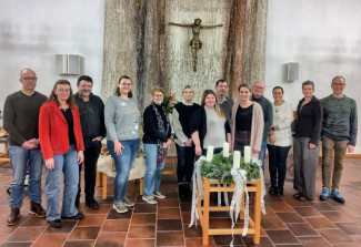 Die Kirchenvorstände Eggenfelden und Gangkofen mit Christina Lindinger und Kathrin Heller, sowie die Pfarrer:innen Dr.Ulricke Kuschel und Thomas Weinmaier stehen vor dem Altar der evangelischen Kirche Eggenfelden